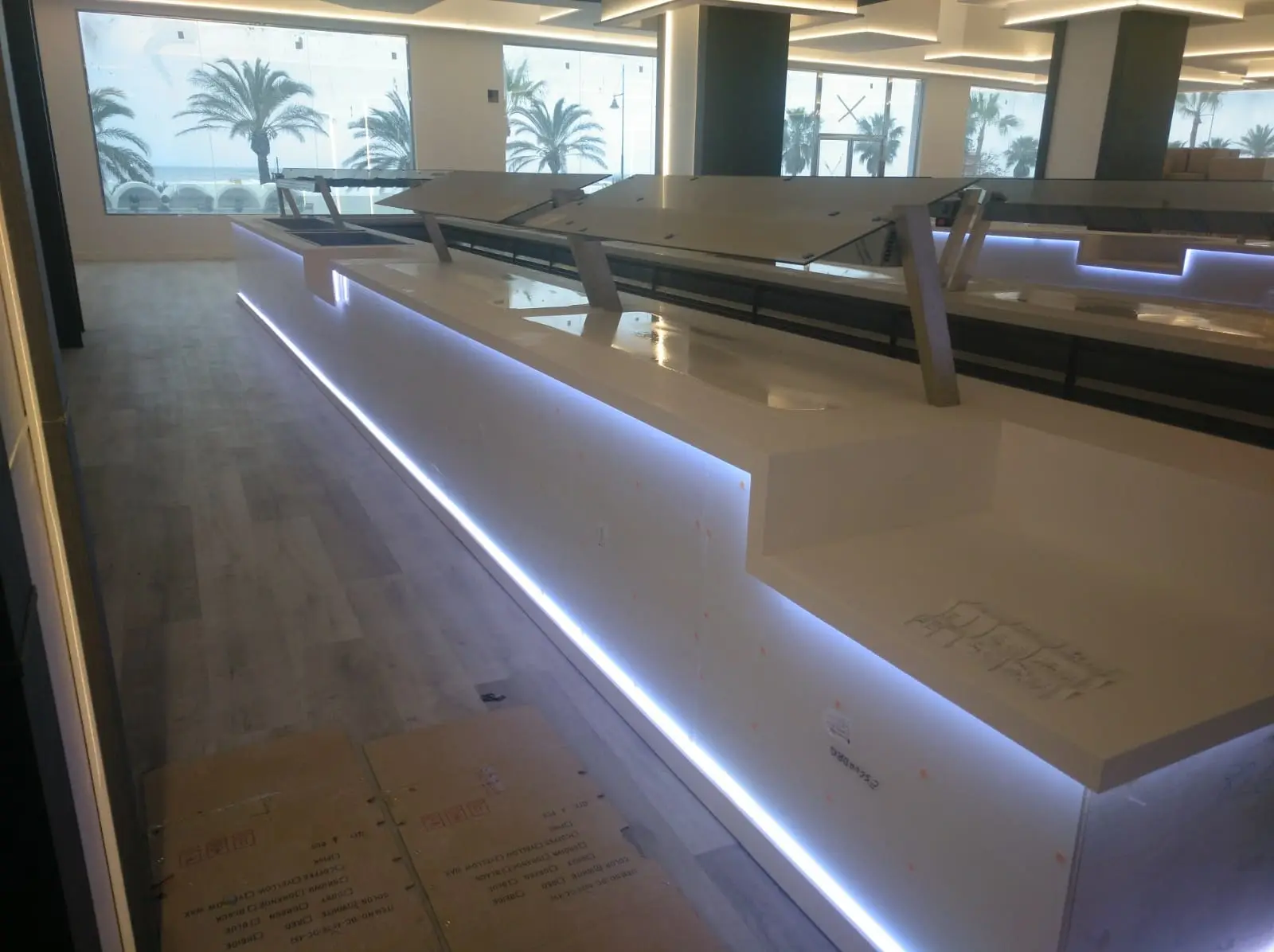 Buffet Hotel Beach Club, Torremolinos — Instalación de equipamiento para buffet en hotel con servicio de playa, optimizando el flujo y la conservación de alimentos.