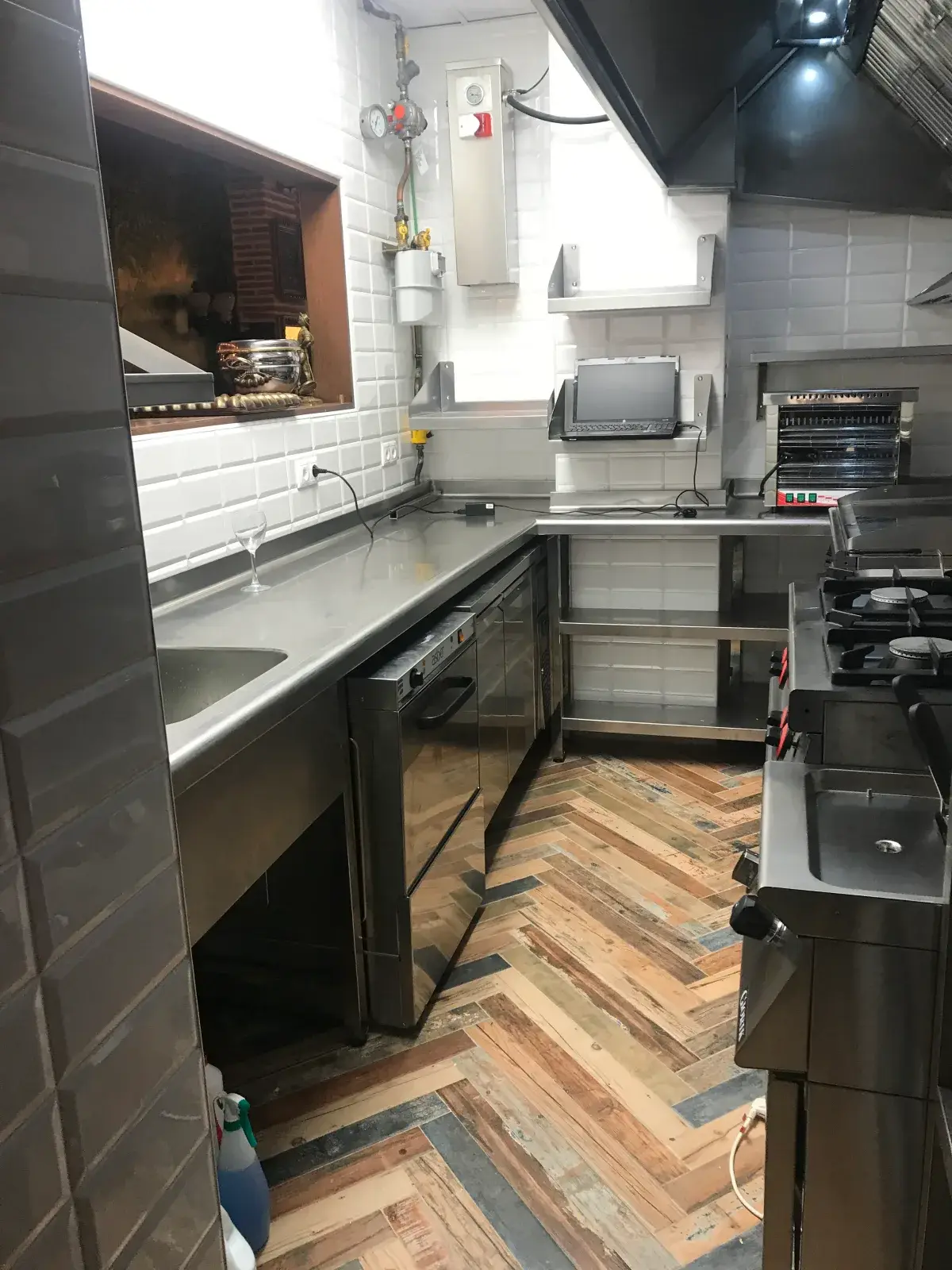 Cocina y mobiliario instalados en un restaurante