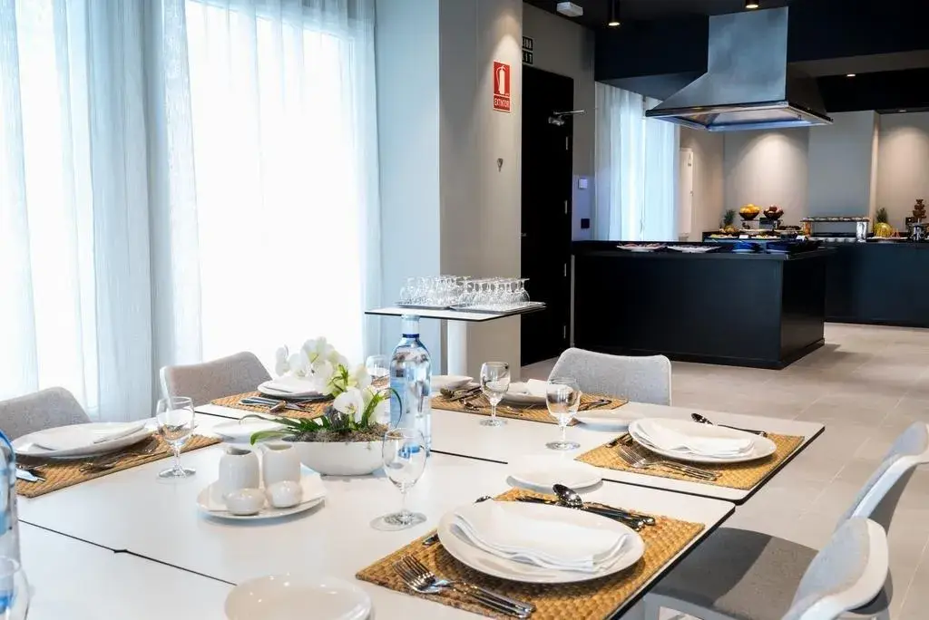 Hotel Costa del Sol, Torremolinos — Instalación de mobiliario y equipamiento para zonas comunes y restauración de un hotel vacacional.