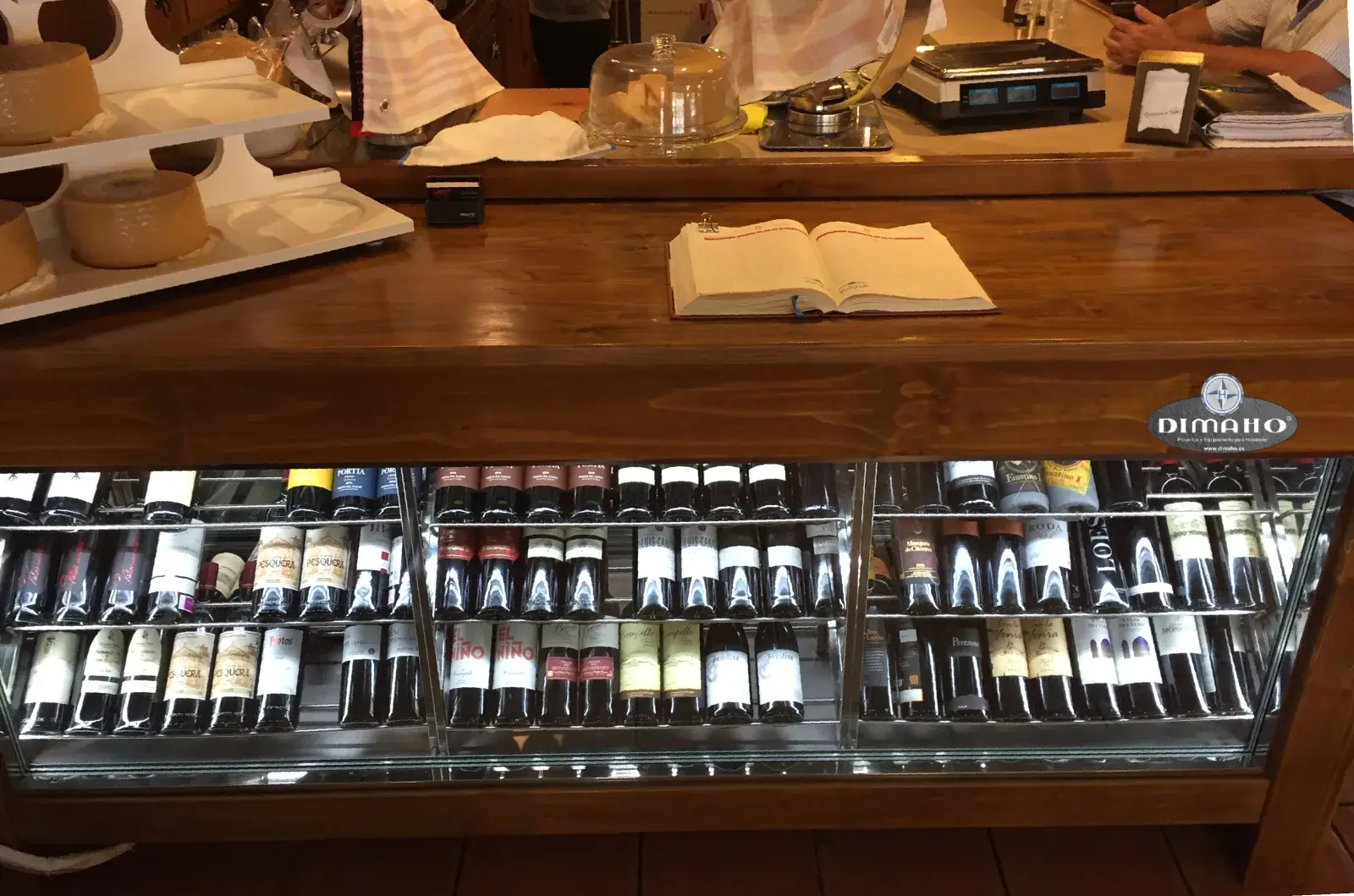 Restaurante Los Manueles — Instalación de cava de vinos bajo mostrador, integrada en la barra y con control de temperatura para la conservación óptima.