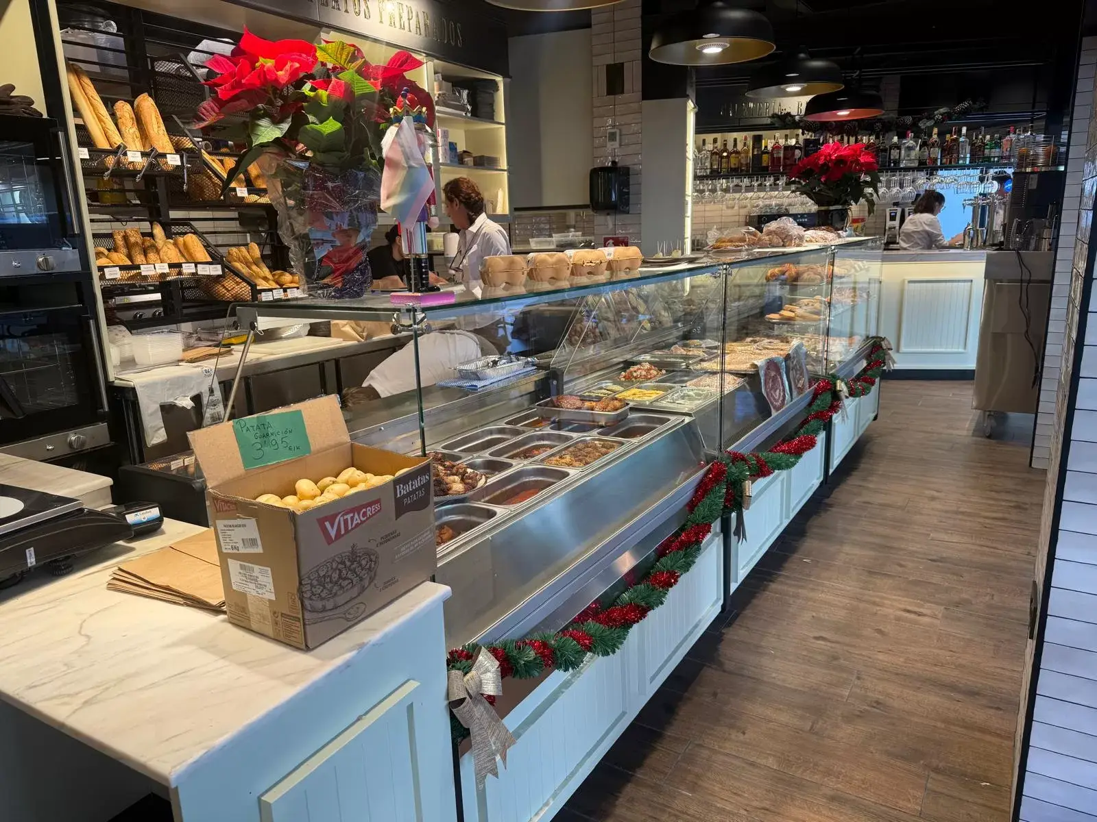 La Tahona, Torremolinos — Instalación de maquinaria, vitrinas y equipamiento para obrador y punto de venta de panadería y bollería.